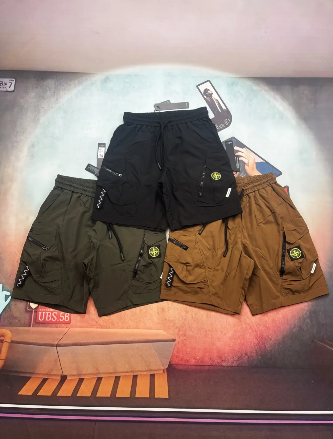 🅿️230 🔘Model number-BS701 🔘Stone Island𝐒𝐓𝐎𝐍𝐄 𝐈𝐒𝐋𝐀𝐍𝐃 25SS large pocket zipper quick-drying badge embroidered sports shorts* The fabric has been specially treated, feels great and is also particularly durable. From the design point of view, these shorts have a classic workwear style, with multiple large pockets, which are not only practical for holding things, but also add a sense of fashion. The zippers on the pockets have exquisite details and open and close smoothly. The iconic compass logo is low-key and unique, instantly upgrading your look. The waist drawstring design can be adjusted according to your waistline, making it more comfortable to wear. There are also many color choices, including classic black, which is versatile and slimming; calm military green, full of outdoor atmosphere; and personalized brown, eye-catching and fashionable. The matching suggestions are as follows: Casual street style: Pair the upper body with a white loose T-shirt, and then wear a pair of black and white sports shoes, such as Converse classics, which are simple and trendy, and are very eye-catching when going out on the street. Outdoor functional style: Wear a black quick-drying short-sleeved jacket inside, a jacket outside, and these shorts on the lower body, along with a pair of outdoor hiking shoes, and a large-capacity functional backpack, which is perfect for hiking and traveling outdoors. Simple sports style: Wear a sports vest on top, a thin sports jacket on top, and pair with these shorts and a pair of sports running shoes to go for fitness or running, comfortable and energetic.  Size: M L XL XXL Color: Black, Light Brown, Army Green